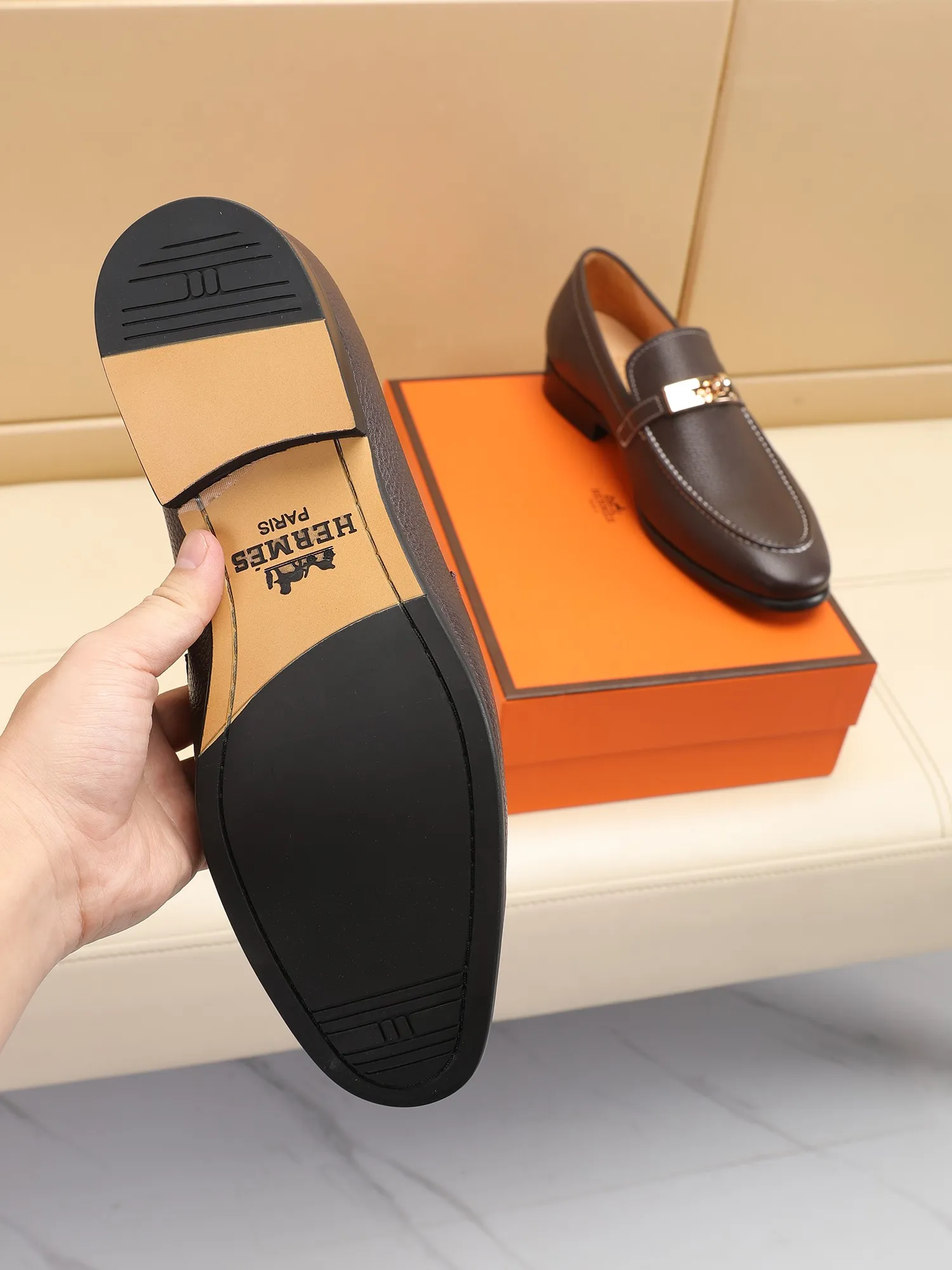 Factory price 440💶[HERMES] (cowhide lining)🍀Italian top luxury🍀He does not pursue novel styles and gorgeous colors, but attracts the favor of successful men with his flawless, elegant and classic style! This very, very comfortable, simple and stable style makes it easy to match any style! The pattern is absolutely 1:1 refined from the original case, and we strive for excellence in materials, imported cowhide + cowhide lining💪💪💪extraordinary texture👍! .Code number: 39 to 44 (38.4546 customized)
